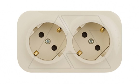 Quteo - Розетка двойная 2x2P+E, накладной монтаж, защ. шторки, винт.зажимы, со смещением контактов 45°, сл. кость фото